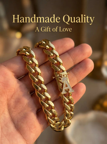 POPILY "Golden Crown" Pet Collar — Meticulously Crafted from 18K Gold-Plated Titanium Steel, Featuring a Clasp Exquisitely Set with Dazzling Cubic Zirconia. This Luxurious Collar Is Custom-Tailored for Large Dogs and Showcases a Stylish Cuban Link Design.